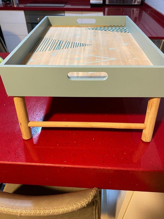 Bandeja con patas plegables