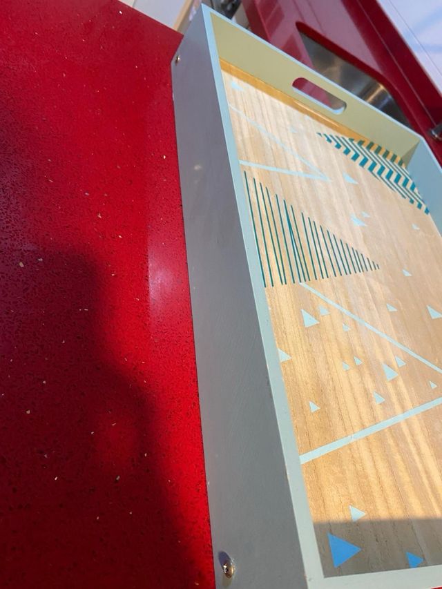 Bandeja con patas plegables