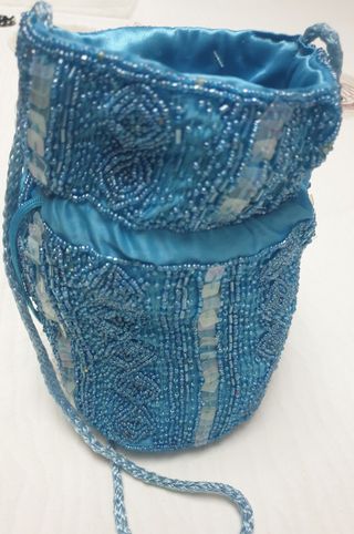 Bolso azul y pedrería de vestir- fiesta