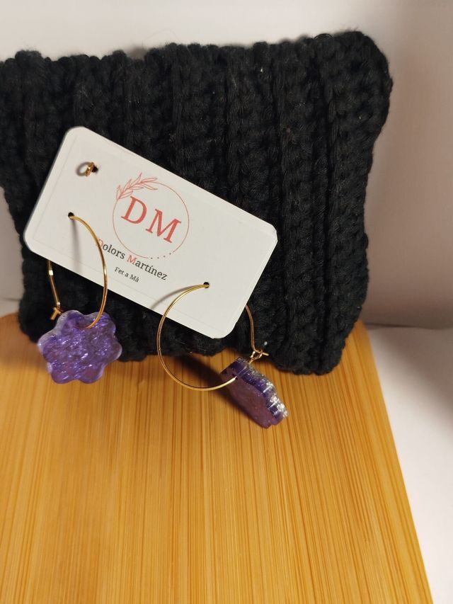 Aros dorados con piezas de resina