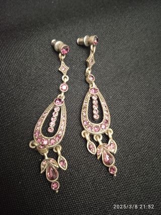 Pendientes antiguos estilo hippie de latón .