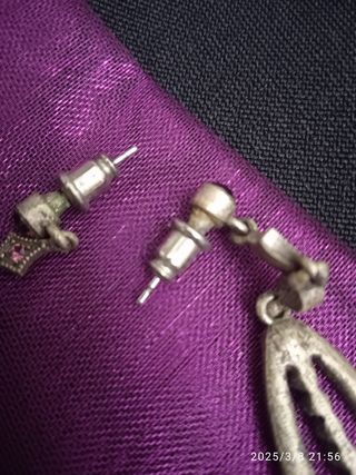 Pendientes antiguos estilo hippie de latón .