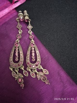 Pendientes antiguos estilo hippie de latón .