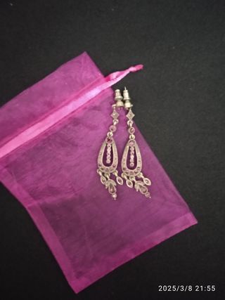 Pendientes antiguos estilo hippie de latón .