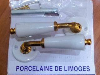 ◼Manillas de porcelana.
