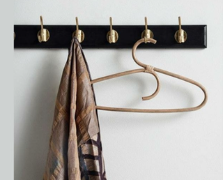 Perchero de madera con 6 ganchos de latón de 60 cm