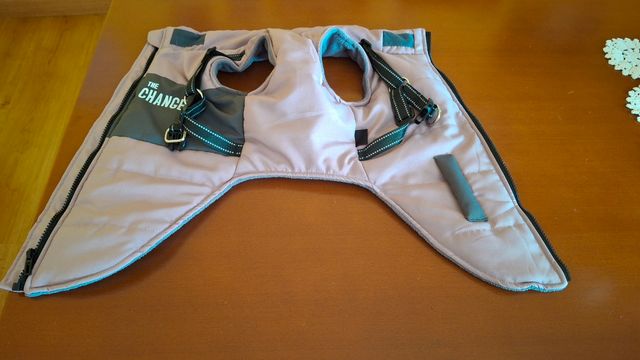 Chaleco abrigo para perros con arnés.