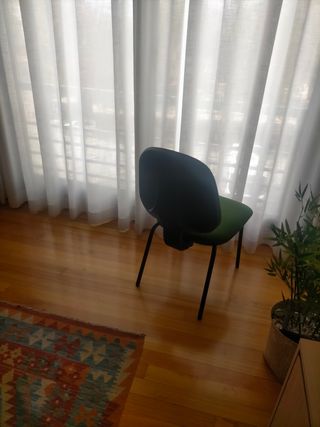 Sillas en verde, con la parte de atrás negra.