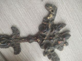 Adorno de metal de mueble antiguo