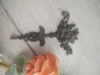 Adorno de metal de mueble antiguo