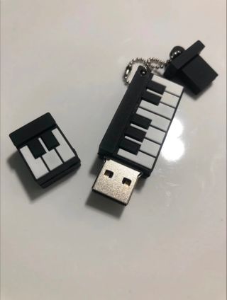 Original pentdrive. Teclado de piano. 