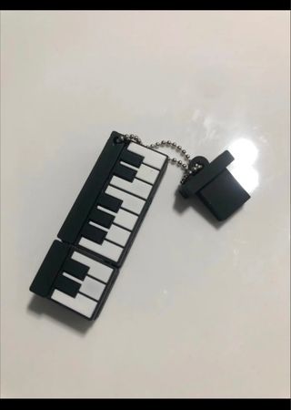 Original pentdrive. Teclado de piano. 