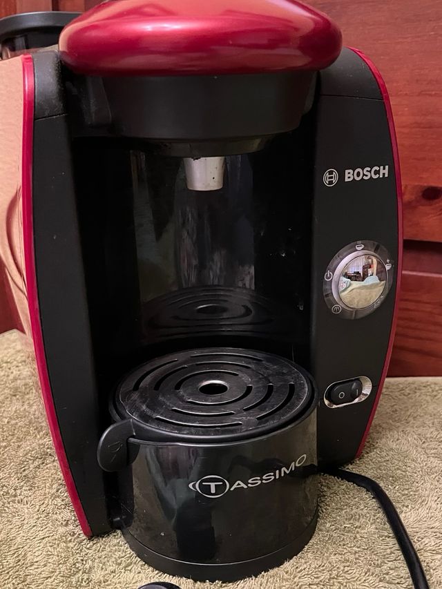 Cafetera Tassimo capsulas en rojo con dispensador