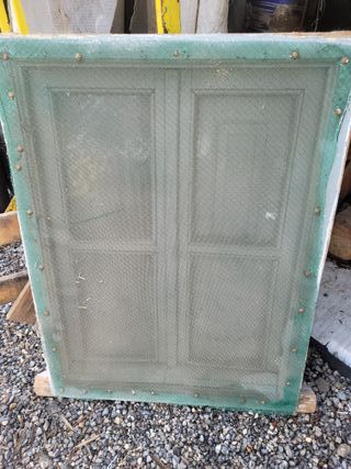 Ventana antigua madera con tapas y cristales