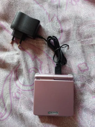 Game Boy Advance SP rosa con cargador