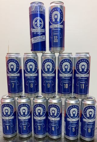 Serie di lattine di birra vuote