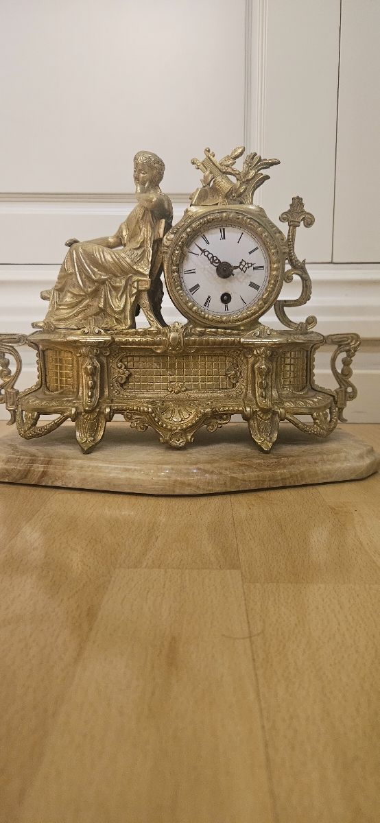 Antiguo Reloj de sobremesa de bronce dorado