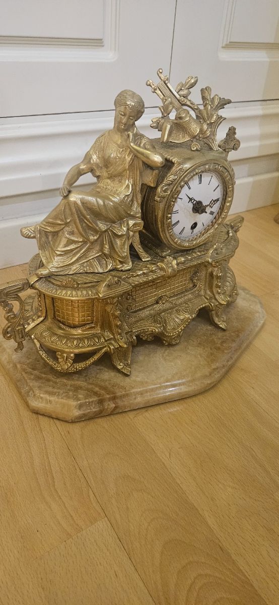 Antiguo Reloj de sobremesa de bronce dorado