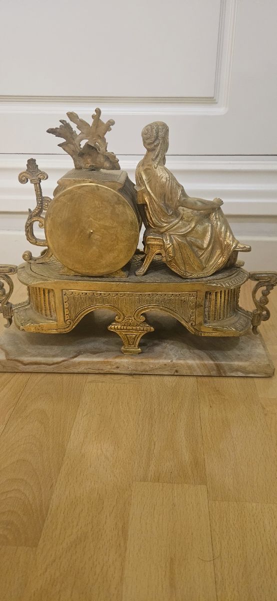 Antiguo Reloj de sobremesa de bronce dorado