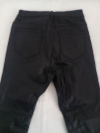 Pantalón negro de cuero 