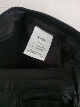 Pantalón negro de cuero 
