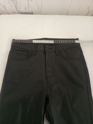 Pantalón negro de cuero 