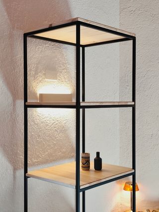 Estantería de hierro y madera.