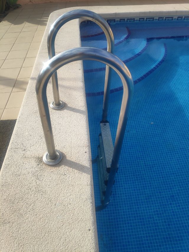 Escalera piscina