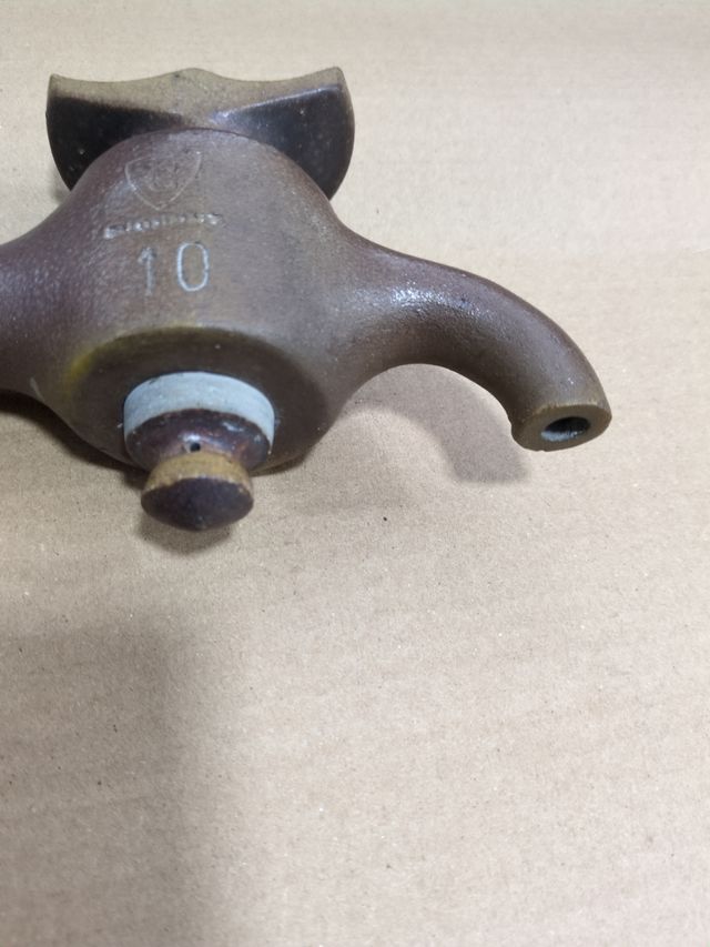 Dos grifos antiguos laboratorio retro vintage