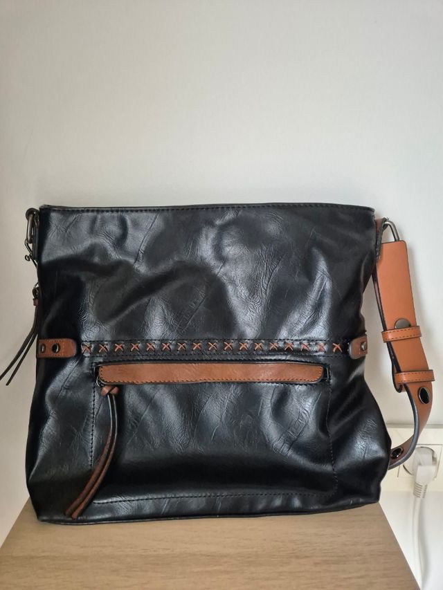 Bolso de mujer en polipiel negro