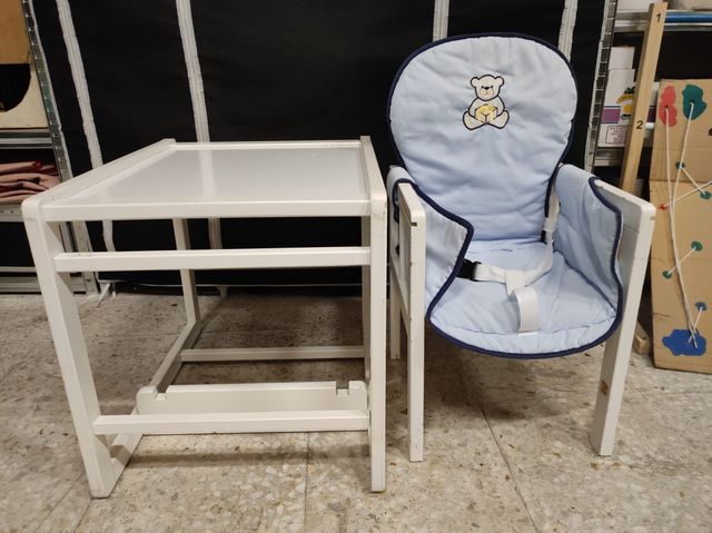 Trona de madera que se hace mesa