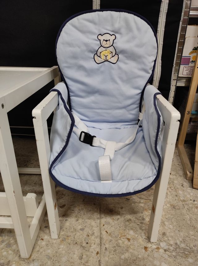 Trona de madera que se hace mesa