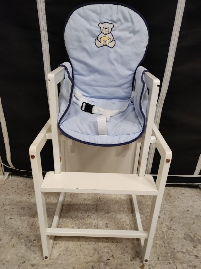 Trona de madera que se hace mesa