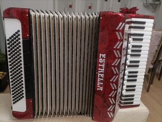 Acordeón estrella 120 bajos