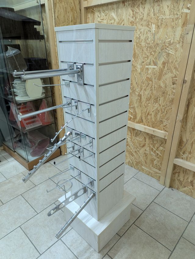 Espositore nuovo in legno con bracci su 4 lati