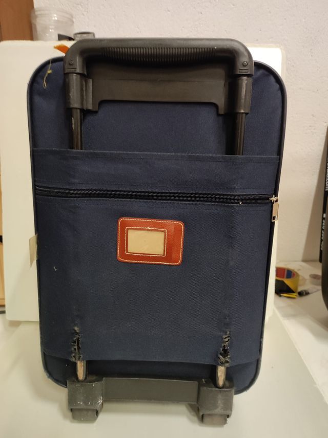 Maleta de viaje azul con ruedas