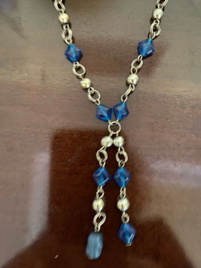 Collar plateado y azul