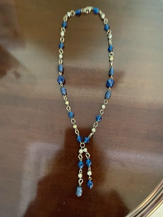 Collar plateado y azul