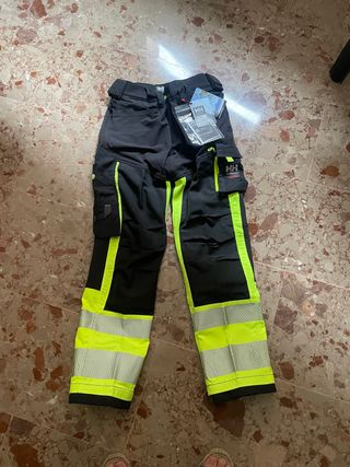 Pantalón helly hansen de construcción.