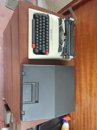 Maquina de escribir olivetti lettera 12