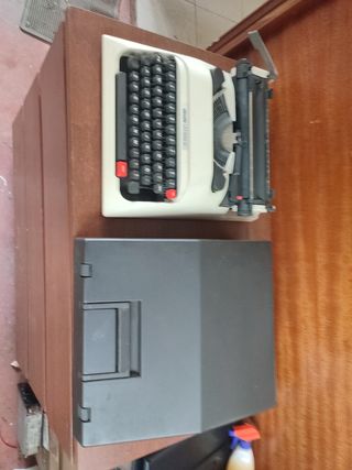 Maquina de escribir olivetti lettera 12