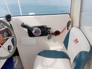 Barco Quicksilver pilothouse