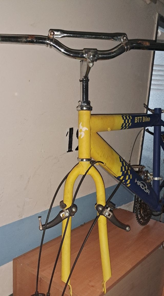 Cuadro bicicleta 26 pulgadas y piezas.