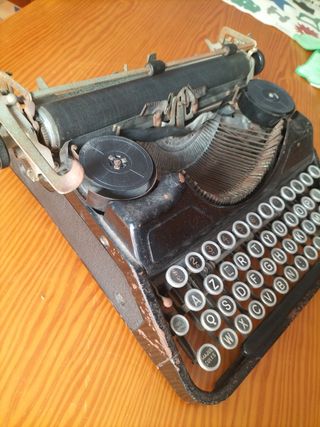 Maquina de escribir antigua