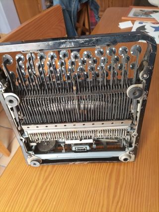 Maquina de escribir antigua