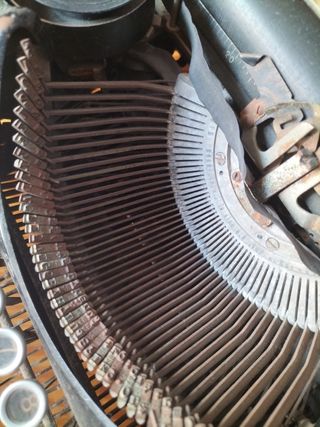 Maquina de escribir antigua