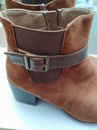 Bota lisa con hebilla