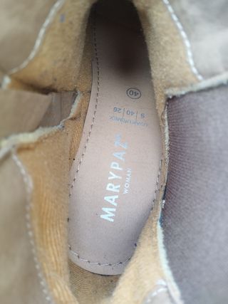 Bota lisa con hebilla