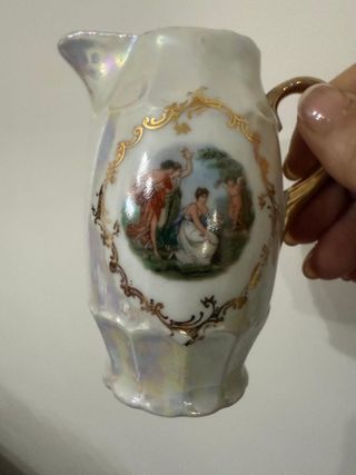 Antiche tazzine e lattiera