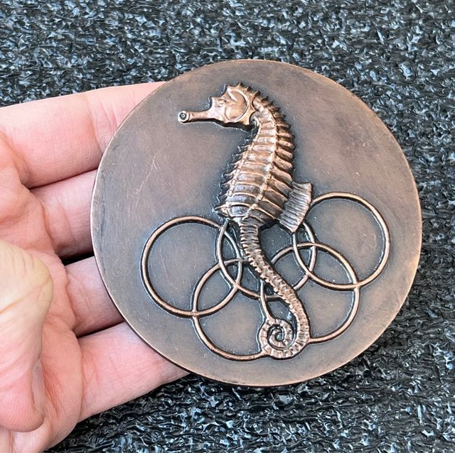 Medalla Caballito de mar firmada W Cots